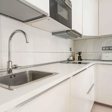 Adorable Flat With Private Parking In The Center By Rems *